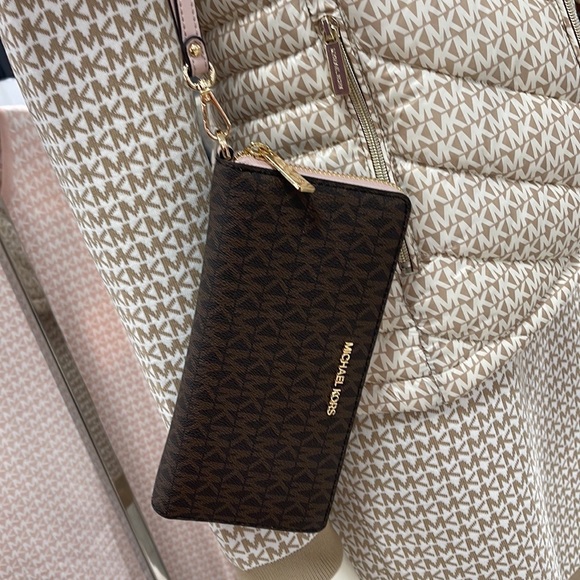 Michael Kors Jet Set Travel Large Travel CONTINENTAL wallet-wristlet-phoneholder - Picture 3 of 16